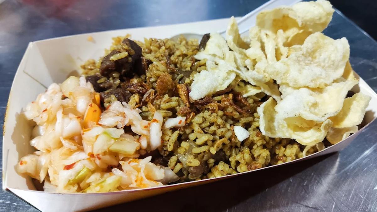 Nasi Goreng Malam yang Menggoda di Jalan Perintis